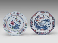 A group of chinese famille rose export plates, incl. one 'mandarins on a terrace', 18thc, ø 23 - 25 cm - added a pair of vintage tea caddies, total h 12 cm (11) - afbeelding 14 van  17