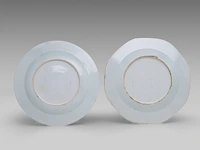 A group of chinese famille rose export plates, incl. one 'mandarins on a terrace', 18thc, ø 23 - 25 cm - added a pair of vintage tea caddies, total h 12 cm (11) - afbeelding 15 van  17