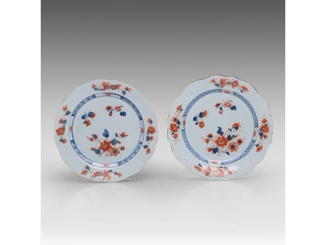 A group of chinese famille rose export plates, incl. one 'mandarins on a terrace', 18thc, ø 23 - 25 cm - added a pair of vintage tea caddies, total h 12 cm (11) - afbeelding 16 van  17