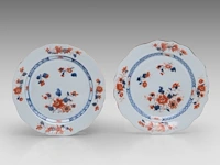 A group of chinese famille rose export plates, incl. one 'mandarins on a terrace', 18thc, ø 23 - 25 cm - added a pair of vintage tea caddies, total h 12 cm (11) - afbeelding 16 van  17