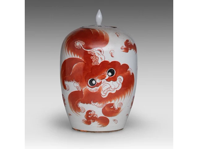 A group of chinese famille rose ware, incl. a ‘buddhist lion’ ginger jar and a series of two fine plates, 19thc and 18thc, tallest h 34 cm (11) - afbeelding 3 van  20