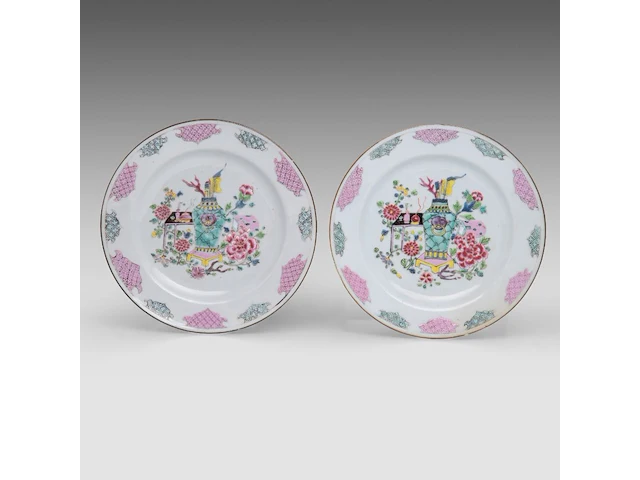 A group of chinese famille rose ware, incl. a ‘buddhist lion’ ginger jar and a series of two fine plates, 19thc and 18thc, tallest h 34 cm (11) - afbeelding 9 van  20
