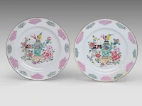 A group of chinese famille rose ware, incl. a ‘buddhist lion’ ginger jar and a series of two fine plates, 19thc and 18thc, tallest h 34 cm (11) - afbeelding 9 van  20