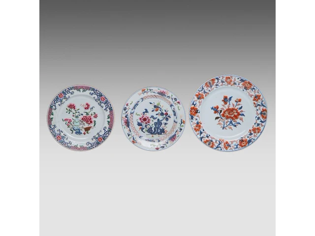 A group of chinese famille rose ware, incl. a ‘buddhist lion’ ginger jar and a series of two fine plates, 19thc and 18thc, tallest h 34 cm (11) - afbeelding 11 van  20