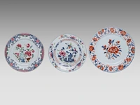 A group of chinese famille rose ware, incl. a ‘buddhist lion’ ginger jar and a series of two fine plates, 19thc and 18thc, tallest h 34 cm (11) - afbeelding 11 van  20