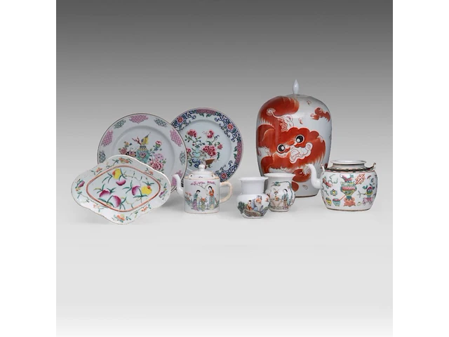 A group of chinese famille rose ware, incl. a ‘buddhist lion’ ginger jar and a series of two fine plates, 19thc and 18thc, tallest h 34 cm (11) - afbeelding 1 van  20