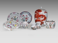A group of chinese famille rose ware, incl. a ‘buddhist lion’ ginger jar and a series of two fine plates, 19thc and 18thc, tallest h 34 cm (11)