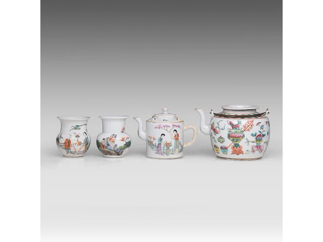 A group of chinese famille rose ware, incl. a ‘buddhist lion’ ginger jar and a series of two fine plates, 19thc and 18thc, tallest h 34 cm (11) - afbeelding 12 van  20