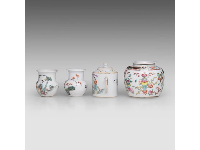 A group of chinese famille rose ware, incl. a ‘buddhist lion’ ginger jar and a series of two fine plates, 19thc and 18thc, tallest h 34 cm (11) - afbeelding 14 van  20