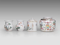 A group of chinese famille rose ware, incl. a ‘buddhist lion’ ginger jar and a series of two fine plates, 19thc and 18thc, tallest h 34 cm (11) - afbeelding 14 van  20
