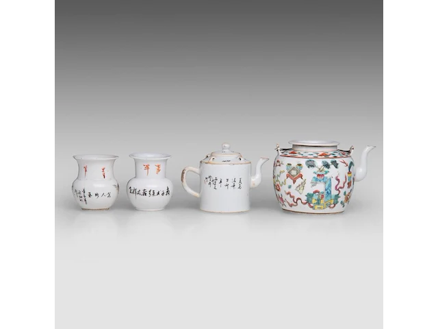 A group of chinese famille rose ware, incl. a ‘buddhist lion’ ginger jar and a series of two fine plates, 19thc and 18thc, tallest h 34 cm (11) - afbeelding 15 van  20