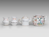 A group of chinese famille rose ware, incl. a ‘buddhist lion’ ginger jar and a series of two fine plates, 19thc and 18thc, tallest h 34 cm (11) - afbeelding 15 van  20