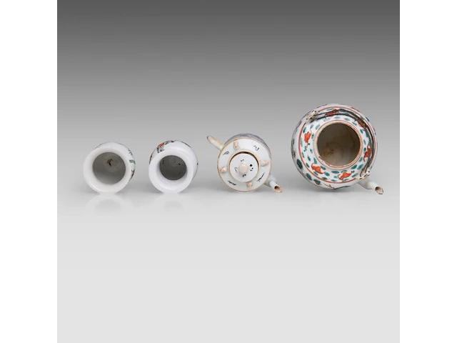 A group of chinese famille rose ware, incl. a ‘buddhist lion’ ginger jar and a series of two fine plates, 19thc and 18thc, tallest h 34 cm (11) - afbeelding 17 van  20