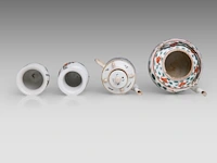 A group of chinese famille rose ware, incl. a ‘buddhist lion’ ginger jar and a series of two fine plates, 19thc and 18thc, tallest h 34 cm (11) - afbeelding 17 van  20