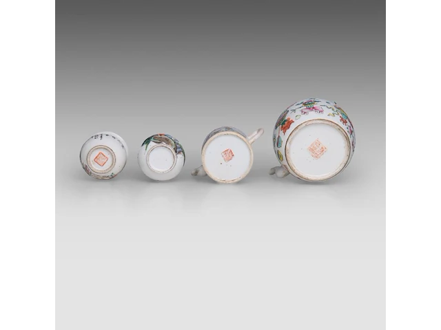 A group of chinese famille rose ware, incl. a ‘buddhist lion’ ginger jar and a series of two fine plates, 19thc and 18thc, tallest h 34 cm (11) - afbeelding 18 van  20