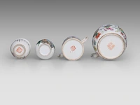 A group of chinese famille rose ware, incl. a ‘buddhist lion’ ginger jar and a series of two fine plates, 19thc and 18thc, tallest h 34 cm (11) - afbeelding 18 van  20