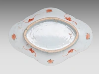A group of chinese famille rose ware, incl. a ‘buddhist lion’ ginger jar and a series of two fine plates, 19thc and 18thc, tallest h 34 cm (11) - afbeelding 20 van  20