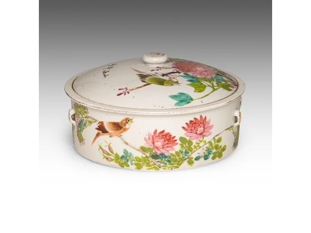 A group of chinese famille rose ware, incl. a fine food warmer, republic period, tallest h 21,5 cm (7) - afbeelding 2 van  13