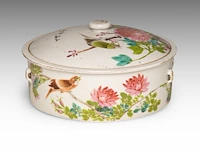 A group of chinese famille rose ware, incl. a fine food warmer, republic period, tallest h 21,5 cm (7) - afbeelding 2 van  13