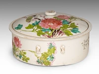 A group of chinese famille rose ware, incl. a fine food warmer, republic period, tallest h 21,5 cm (7) - afbeelding 3 van  13