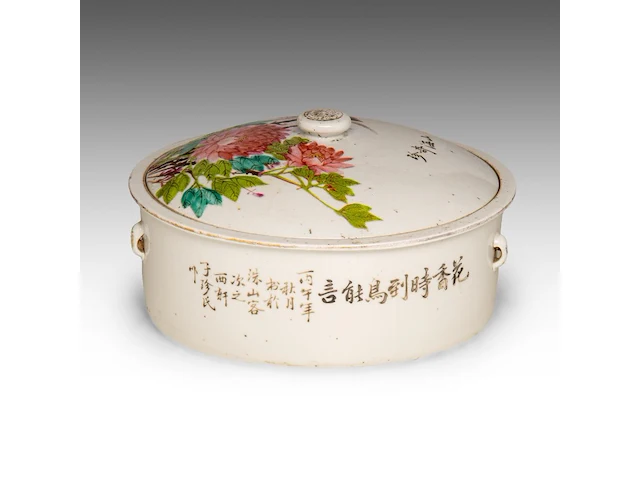 A group of chinese famille rose ware, incl. a fine food warmer, republic period, tallest h 21,5 cm (7) - afbeelding 4 van  13