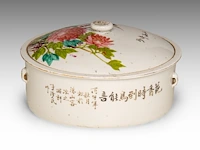 A group of chinese famille rose ware, incl. a fine food warmer, republic period, tallest h 21,5 cm (7) - afbeelding 4 van  13