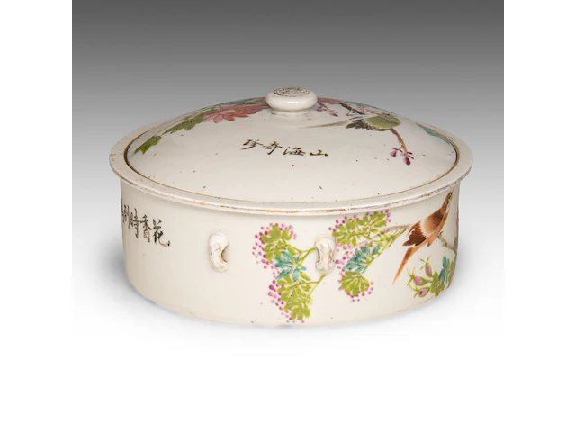 A group of chinese famille rose ware, incl. a fine food warmer, republic period, tallest h 21,5 cm (7) - afbeelding 5 van  13