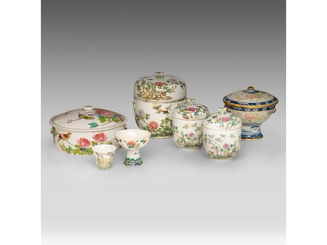 A group of chinese famille rose ware, incl. a fine food warmer, republic period, tallest h 21,5 cm (7) - afbeelding 1 van  13