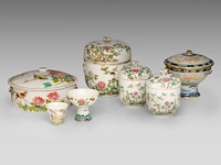 A group of chinese famille rose ware, incl. a fine food warmer, republic period, tallest h 21,5 cm (7)