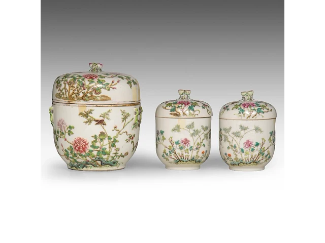 A group of chinese famille rose ware, incl. a fine food warmer, republic period, tallest h 21,5 cm (7) - afbeelding 6 van  13