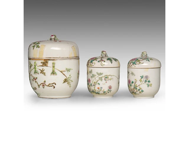 A group of chinese famille rose ware, incl. a fine food warmer, republic period, tallest h 21,5 cm (7) - afbeelding 7 van  13