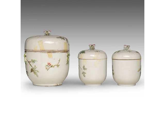 A group of chinese famille rose ware, incl. a fine food warmer, republic period, tallest h 21,5 cm (7) - afbeelding 8 van  13