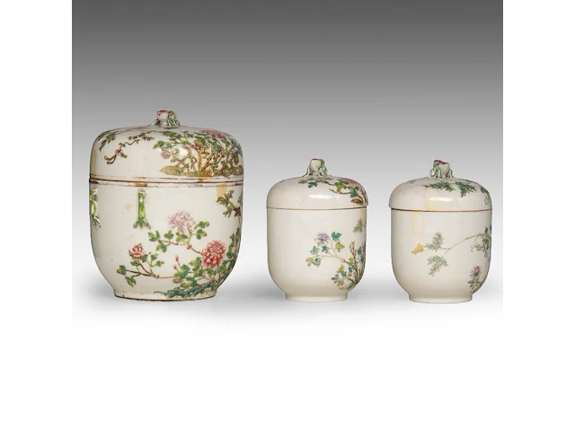 A group of chinese famille rose ware, incl. a fine food warmer, republic period, tallest h 21,5 cm (7) - afbeelding 9 van  13
