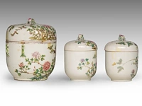 A group of chinese famille rose ware, incl. a fine food warmer, republic period, tallest h 21,5 cm (7) - afbeelding 9 van  13