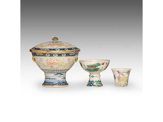 A group of chinese famille rose ware, incl. a fine food warmer, republic period, tallest h 21,5 cm (7) - afbeelding 10 van  13