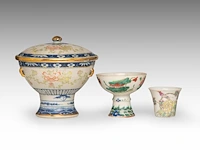 A group of chinese famille rose ware, incl. a fine food warmer, republic period, tallest h 21,5 cm (7) - afbeelding 10 van  13
