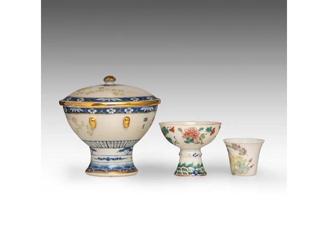 A group of chinese famille rose ware, incl. a fine food warmer, republic period, tallest h 21,5 cm (7) - afbeelding 11 van  13