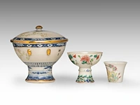 A group of chinese famille rose ware, incl. a fine food warmer, republic period, tallest h 21,5 cm (7) - afbeelding 11 van  13