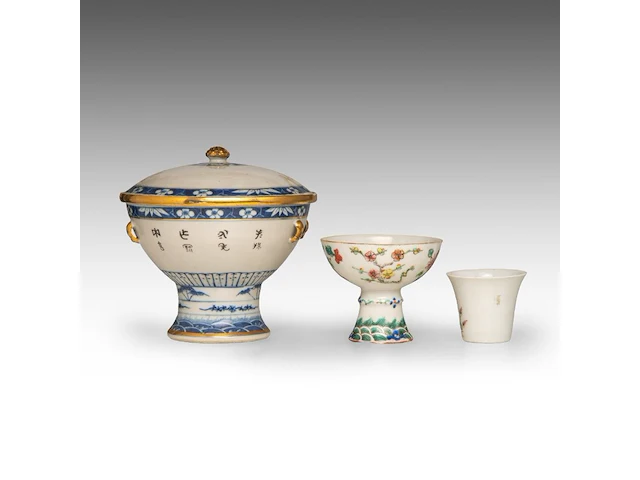 A group of chinese famille rose ware, incl. a fine food warmer, republic period, tallest h 21,5 cm (7) - afbeelding 12 van  13