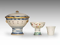 A group of chinese famille rose ware, incl. a fine food warmer, republic period, tallest h 21,5 cm (7) - afbeelding 12 van  13