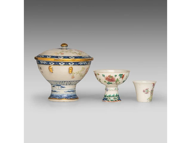 A group of chinese famille rose ware, incl. a fine food warmer, republic period, tallest h 21,5 cm (7) - afbeelding 13 van  13
