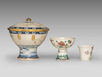 A group of chinese famille rose ware, incl. a fine food warmer, republic period, tallest h 21,5 cm (7) - afbeelding 13 van  13