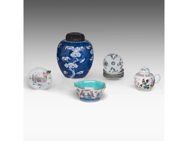 A group of chinese famille rose ware, incl. a turquoise glazed footed bowl and a 'prunus on cracked ice' ginger jar, some marked, all 19thc, tallest h 28 cm (10) - afbeelding 1 van  9