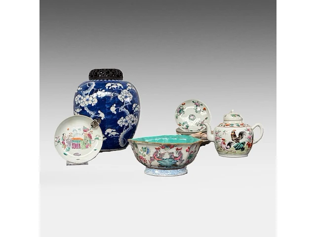 A group of chinese famille rose ware, incl. a turquoise glazed footed bowl and a 'prunus on cracked ice' ginger jar, some marked, all 19thc, tallest h 28 cm (10) - afbeelding 2 van  9