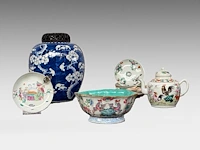 A group of chinese famille rose ware, incl. a turquoise glazed footed bowl and a 'prunus on cracked ice' ginger jar, some marked, all 19thc, tallest h 28 cm (10) - afbeelding 2 van  9