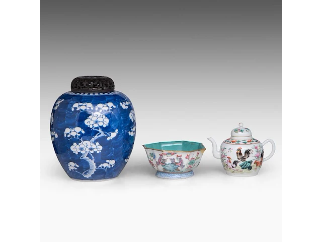 A group of chinese famille rose ware, incl. a turquoise glazed footed bowl and a 'prunus on cracked ice' ginger jar, some marked, all 19thc, tallest h 28 cm (10) - afbeelding 3 van  9