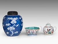 A group of chinese famille rose ware, incl. a turquoise glazed footed bowl and a 'prunus on cracked ice' ginger jar, some marked, all 19thc, tallest h 28 cm (10) - afbeelding 3 van  9