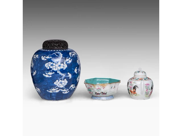 A group of chinese famille rose ware, incl. a turquoise glazed footed bowl and a 'prunus on cracked ice' ginger jar, some marked, all 19thc, tallest h 28 cm (10) - afbeelding 4 van  9