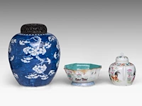 A group of chinese famille rose ware, incl. a turquoise glazed footed bowl and a 'prunus on cracked ice' ginger jar, some marked, all 19thc, tallest h 28 cm (10) - afbeelding 4 van  9