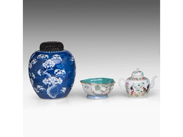 A group of chinese famille rose ware, incl. a turquoise glazed footed bowl and a 'prunus on cracked ice' ginger jar, some marked, all 19thc, tallest h 28 cm (10) - afbeelding 5 van  9